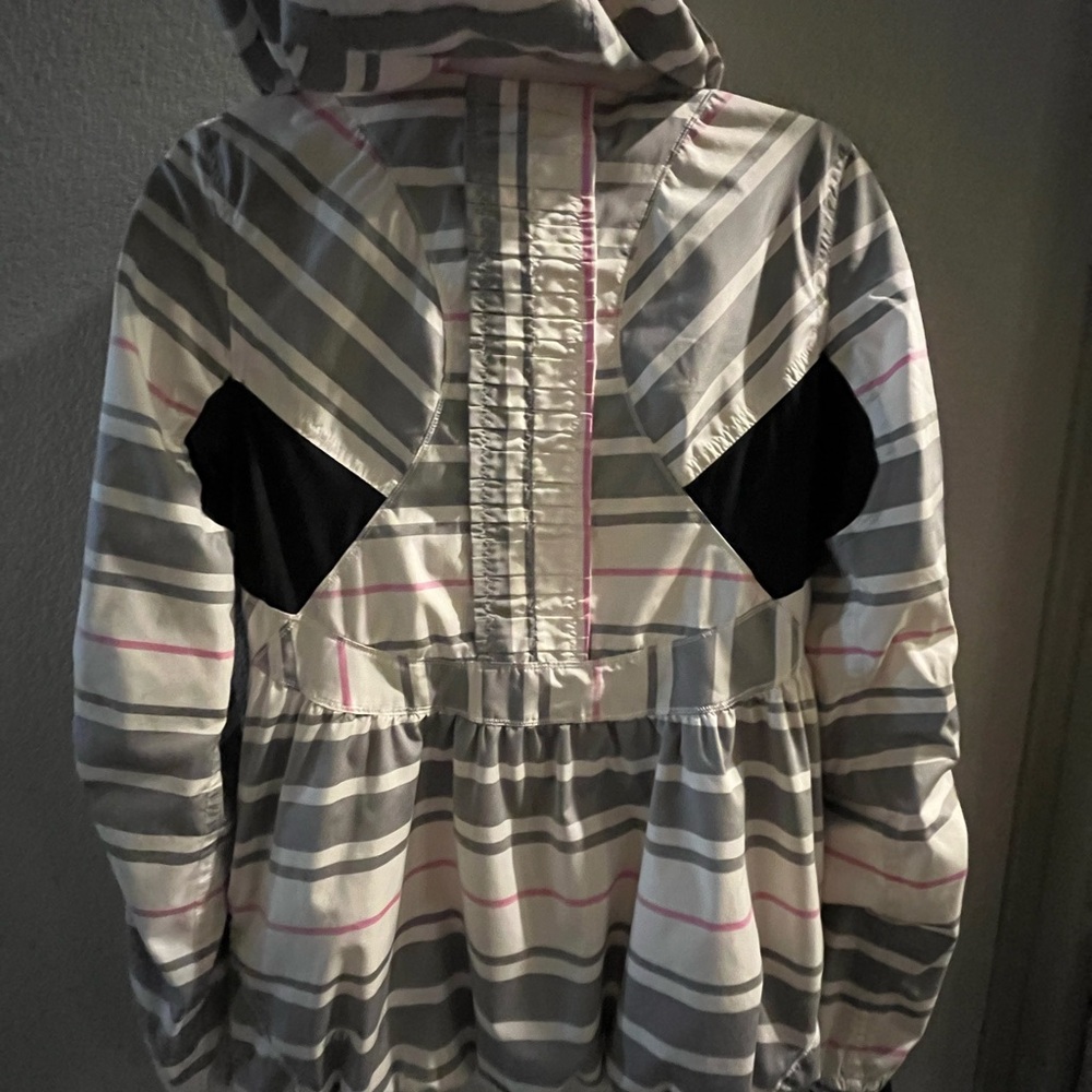 Lululemon jacket. Size 6 - Picture 8 of 10